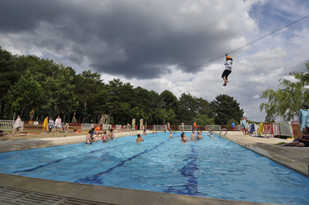 tirolina sobre piscina