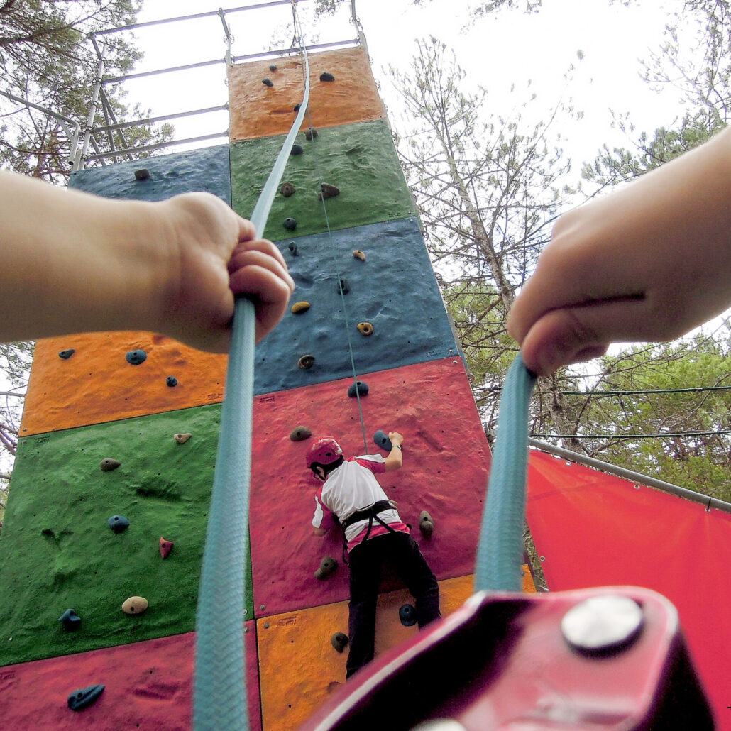 Escalada en rocódromo durante un campamento Turma